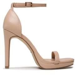 Sandały DeeZee. Brązowe sandały damskie DeeZee, bez wzorów, bez obcasa, na szpilce. Za 169.99 zł.