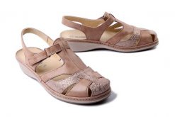 SUAVE 720140-08 beige, klapki damskie. Białe klapki damskie Suave, bez wzorów, bez obcasa. Za 394.90 zł.