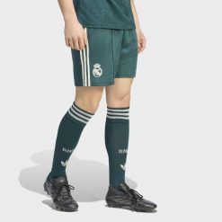 Spodenki wyjazdowe Real Madryt 26/27. Zielone szorty męskie Adidas, z dzianiny, bez kołnierzyka. Za 199.00 zł.