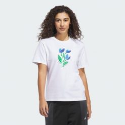 KOSZULKA FLORAL BLOOM AT YOUR OWN PACE GRAPHIC. Czerwone t-shirty damskie Adidas, l, bez wzorów, z bawełny, bez kołnierzyka. Za 109.00 zł.
