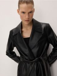 Płaszcz z imitacji skóry - czarny. Czarne płaszcze damskie Reserved, l, bez wzorów, ze skóry. W wyprzedaży za 119.99 zł.