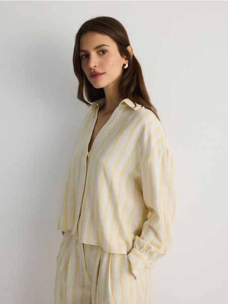 Koszula z wiskozą - jasnożółty. Żółte koszule damskie Reserved, l, bez wzorów, z bawełny, bez kołnierzyka, bez ramiączek. W wyprzedaży za 39.99 zł.