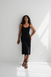 Sukienka na ramiączkach z prążkowanej dzianiny w kolorze TOTALLY BLACK - CARMEN-M/L. Czarne sukienki damskie Marsala, l, bez wzorów, z bawełny, bez kołnierzyka, bez ramiączek, midi. Za 219.90 zł.