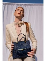 Christian Laurier Skórzana torebka "Emy" w kolorze granatowym - 27 x 19 x 12 cm rozmiar: onesize. Niebieskie torebki klasyczne damskie Christian Laurier, bez wzorów, z materiału, bez dodatków. Za 285.45 zł.