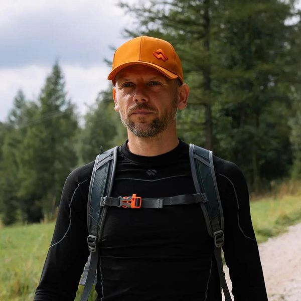 Czapka z daszkiem Alpinus Bilbao. Brązowe czapki z daszkiem damskie Alpinus, bez wzorów, z materiału. Za 49.00 zł.
