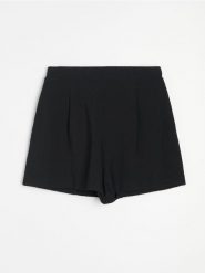 Luźne szorty z wiskozą - czarny. Czarne szorty damskie Sinsay, bez wzorów, z wiskozy. Za 29.99 zł.