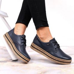 Skórzane półbuty damskie na platformie granatowe Helios 380.041. Półbuty damskie Helios, bez wzorów, ze skóry, bez obcasa, na platformie. Za 399.99 zł.