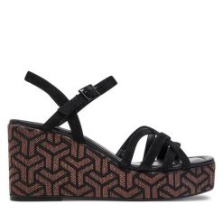 Sandały Tamaris. Czarne sandały damskie Tamaris, bez wzorów, bez obcasa, na koturnie. Za 369.99 zł.