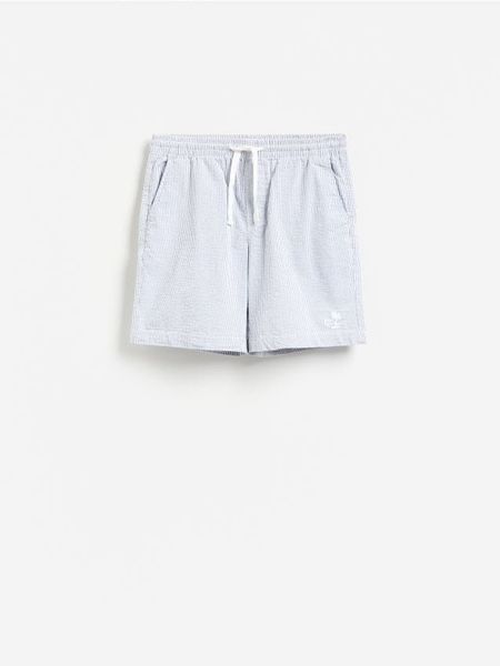 Strukturalne szorty regular fit - granatowy. Niebieskie szorty męskie Reserved, z bawełny, bez kołnierzyka. Za 119.99 zł.