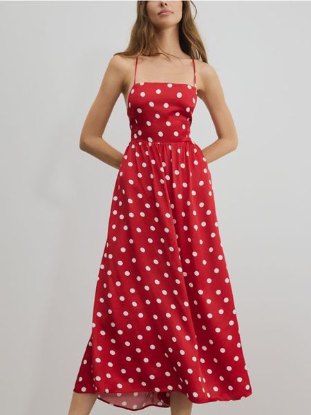 Sukienka z wiskozy - czerwony. Czerwone sukienki damskie Reserved, l, bez wzorów, z tkaniny, bez kołnierzyka, bez ramiączek. W wyprzedaży za 109.99 zł.