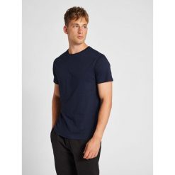Koszulka Hummel Red Basic. Niebieskie t-shirty sportowe męskie HUMMEL, s, z bawełny, bez ramiączek, na fitness i siłownię. Za 117.00 zł.