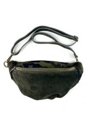 Amara Skórzana torebka "Basiko" w kolorze khaki - 30 x 13 x 7 cm rozmiar: onesize. Brązowe torebki klasyczne damskie Amara, bez wzorów, z materiału, bez dodatków. Za 218.05 zł.