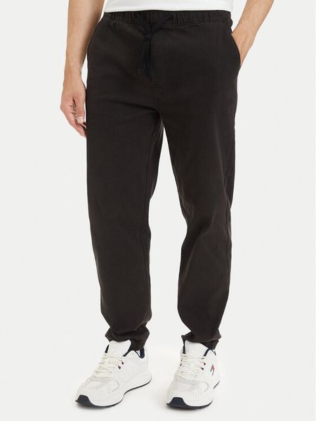 Tommy Jeans Spodnie dresowe TJM DM0DM23122 Czarny Regular Fit. Czarne spodnie dresowe męskie Tommy Jeans, bez wzorów, z bawełny. Za 409.99 zł.