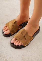 Brązowe Klapki z Przeplatanymi Paskami i Nitami przy Podeszwie Marivyn. Brązowe klapki damskie Born2be, bez wzorów, bez obcasa, na płaskiej podeszwie. Za 79.99 zł.