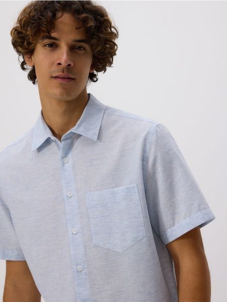 Koszula regular fit z domieszką lnu - jasnoniebieski. Niebieskie koszule męskie Reserved, l, bez wzorów, z bawełny, bez kołnierzyka, bez ramiączek. W wyprzedaży za 59.99 zł.