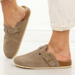 J. Brązowe skórzane klapki damskie Vinceza 101332. Brązowe klapki damskie VINCEZA, bez wzorów, z bawełny, bez obcasa, na płaskiej podeszwie. Za 159.00 zł.