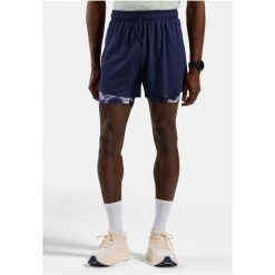 Spodenki męskie Odlo ZEROWEIGHT 5 INCH 2-in-1 short. Niebieskie szorty męskie Odlo, z materiału, bez kołnierzyka. Za 317.90 zł.