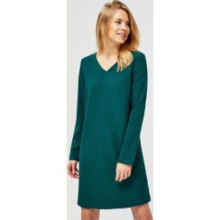 Sukienka z wiązaniem. Sukienki damskie MOODO, xs, bez wzorów, bez kołnierzyka, bez ramiączek. Za 39.99 zł.