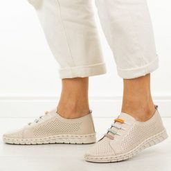 Beżowe ażurowe skórzane półbuty damskie Cambell 40348. Brązowe półbuty damskie Cambell, w ażurowe wzory, z jeansu, casualowe, z okrągłym noskiem, bez obcasa. W wyprzedaży za 192.72 zł.