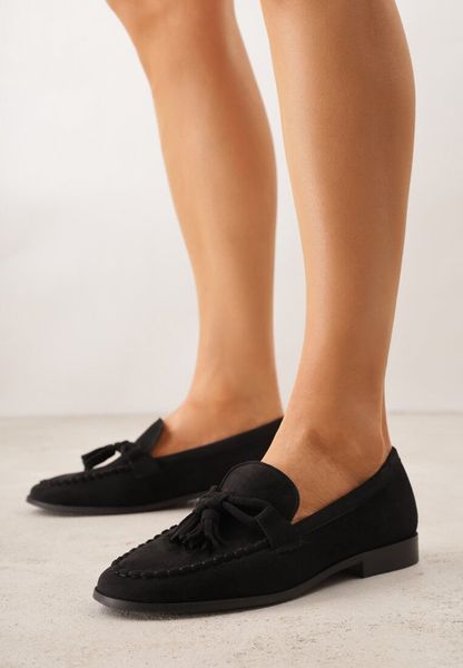 Czarne Mokasyny z Imitacji Zamszu z Aplikacją w Kształcie Kokardy z Frędzlami Edea. Czarne mokasyny damskie Renee, z jeansu. Za 99.99 zł.