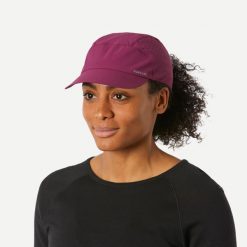 Czapka turystyczna z daszkiem Forclaz MT500. Fioletowe czapki męskie FORCLAZ, bez wzorów, z elastanu, sportowe. Za 39.99 zł.