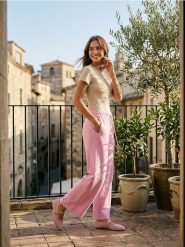 Spodnie wide leg z miękkiej dzianiny z domieszką wiskozy soft touch - różowy. Czerwone spodnie materiałowe damskie Sinsay, bez wzorów, z dzianiny. Za 49.99 zł.