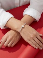 Bransoletka z zawieszką w kształcie serca - srebrny. Szare bransoletki damskie Sinsay, srebrne. Za 9.99 zł.