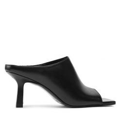 Klapki Bianco. Czarne klapki damskie Bianco, bez wzorów, bez obcasa. Za 379.99 zł.