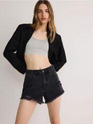 Jeansowe szorty z przetarciami - czarny. Czarne szorty damskie Reserved, bez wzorów, z bawełny. W wyprzedaży za 45.99 zł.