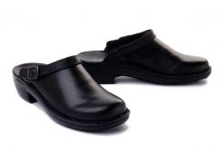 JOSEF SEIBEL 95920 23 600 Betsy schwarz, klapki damskie. Czarne klapki damskie Josef Seibel, bez wzorów, ze skóry, bez obcasa. Za 329.90 zł.