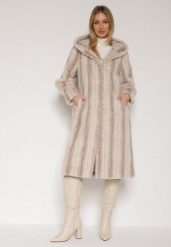 Jasnobeżowy Płaszcz Futerko w Pionowy Wzór z Kapturem Cahroris. Brązowe płaszcze damskie Born2be, l, bez wzorów, z dzianiny, eleganckie. Za 299.99 zł.