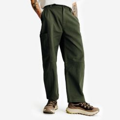 Spodnie 7/8 męskie Woven. Brązowe szorty męskie Decathlon, bez wzorów, z bawełny, klasyczne. Za 159.99 zł.