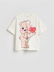 T-shirt z nadrukiem Troskliwe Misie - złamana biel. Koszulki dziewczęce Reserved, bez wzorów, z bawełny, bez ramiączek. Za 45.99 zł.