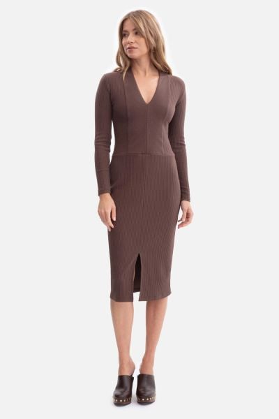Bawełniana sukienka dzianinowa ołówkowa z dekoltem V brąz. Sukienki damskie Bewear, do pracy, l, bez wzorów, z bawełny, biznesowe, bez kołnierzyka, bez ramiączek, ołówkowe. Za 249.00 zł.