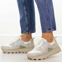 Białe skórzane półbuty damskie Filippo Dp7560/26. Szare półbuty damskie Filippo, bez wzorów, z dresówki, eleganckie, z okrągłym noskiem, bez obcasa, na platformie. Za 269.00 zł.