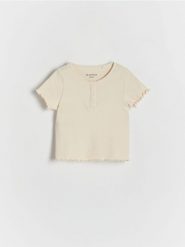 Prążkowany t-shirt z guzikami - kremowy. Białe koszulki dziewczęce Reserved, m, bez wzorów, z bawełny, bez ramiączek. W wyprzedaży za 15.99 zł.