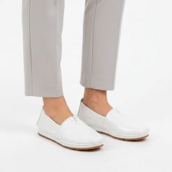 Półbuty damskie S.Barski, cholewka ze skóry naturalnej gładkiej wsuwany fason elastyczne wstawki po bokach widoczne przeszycia wokół noska niski prof. Szare półbuty damskie S.BARSKI, bez wzorów, ze skóry, bez obcasa, na płaskiej podeszwie. Za 169.00 zł.