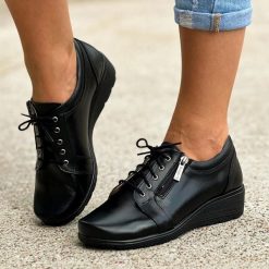 Czarne Polskie półbuty damskie Gregors 759. Czarne półbuty damskie GREGORS, bez wzorów, z jeansu, casualowe, z okrągłym noskiem, bez obcasa, na koturnie. Za 379.00 zł.