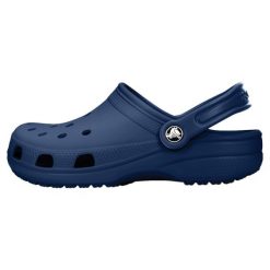 Klapki dla dorosłych Crocs Classic. Niebieskie klapki damskie Crocs, bez wzorów, bez obcasa. W wyprzedaży za 167.99 zł.