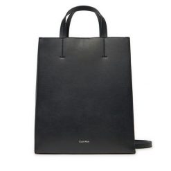 Torebka Calvin Klein. Czarne torebki klasyczne damskie CALVIN KLEIN, bez wzorów, bez dodatków. Za 899.99 zł.