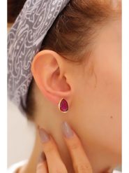 Pierres delicates Pozłacane kolczyki-wkrętki z rubinami rozmiar: onesize. Żółte kolczyki damskie Pierres delicates, z rubinem, pozłacane. Za 43.99 zł.