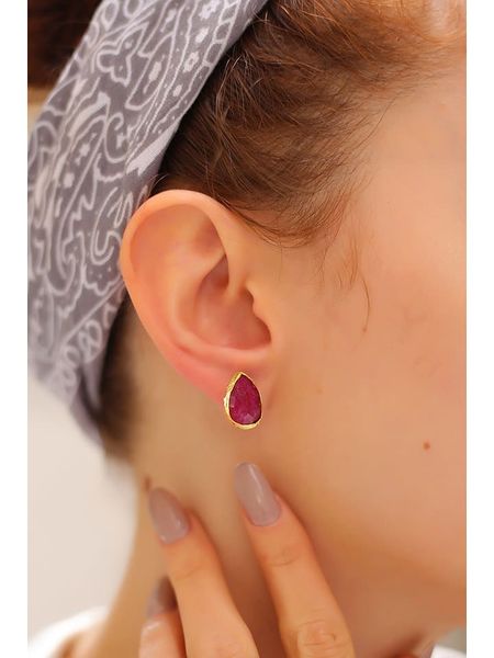 Pierres delicates Pozłacane kolczyki-wkrętki z rubinami rozmiar: onesize. Żółte kolczyki damskie Pierres delicates, z rubinem, pozłacane. Za 43.99 zł.