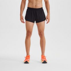 Spodenki do biegania męskie Kiprun Run 500 Comfort Split. Czarne szorty męskie KIPRUN, z elastanu, bez kołnierzyka. Za 89.99 zł.