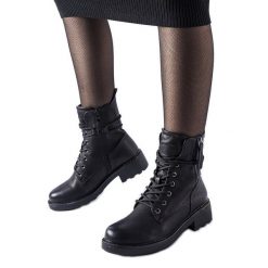 Czarne botki z ozdobnym suwakiem Emarese. Czarne botki damskie eleganckie, z okrągłym noskiem, bez obcasa, bez zapięcia. Za 207.65 zł.
