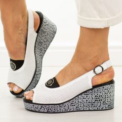 Białe skórzane sandały damskie na koturnie S.Barski 7010. Białe sandały damskie S.BARSKI, z aplikacjami, z jeansu, bez obcasa, na koturnie. Za 239.00 zł.