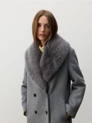 Dwurzędowy płaszcz z wełną - szary. Szare płaszcze damskie Reserved, l, bez wzorów, z tkaniny. W wyprzedaży za 499.99 zł.