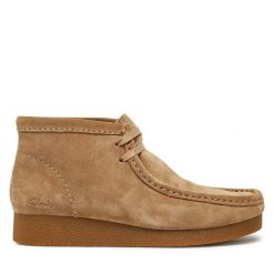 Botki Clarks. Brązowe botki damskie Clarks, bez obcasa, na płaskiej podeszwie, bez zapięcia. Za 519.99 zł.