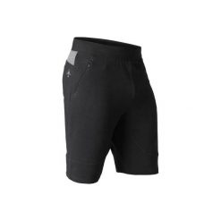 Spodenki Gym & Pilates 560 slim męskie. Czarne szorty męskie DOMYOS, z bawełny, bez kołnierzyka. Za 69.99 zł.