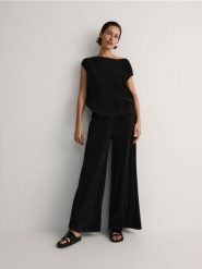 Plisowane spodnie wide leg - czarny. Czarne spodnie materiałowe damskie Reserved, bez wzorów, z dzianiny. W wyprzedaży za 59.99 zł.