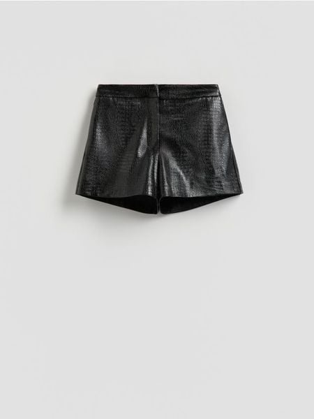 Szorty w zwierzęcy wzór - czarny. Czarne szorty damskie Reserved, bez wzorów, ze skóry. Za 119.99 zł.